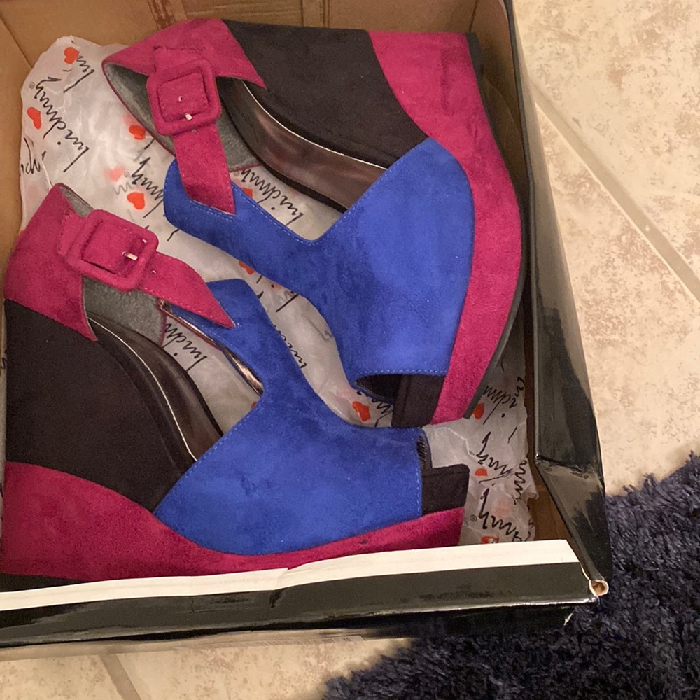 Beautiful multi color Luichiny wedges perfect for any time of year